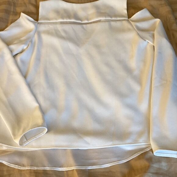 Cooper & Ella NWOT Cold Shoulder V Neck Long Sleeve Layered Blouse in Ivory. - Picture 5 of 8